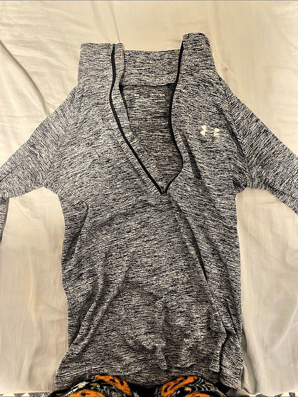 Under Armour Women's Athletic Top Gray Size XS Like New
